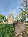 Szív alakú sírkő a templomrom szomszédságában