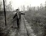 A kisvasút pályája 1982-ben. A háttérben a Népköztársaság útja (ma Európa út) felüljárója és a kórház kéménye látszik.