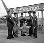 Petőfibánya, 1951. november 7. Tajti József petőfibányai, Gubis István, Nagy Pál rózsaszentmártoni, Harmos Imre és id. Bede Ferenc petőfibányai bányászok (b-j) az élüzem zászlóval