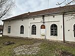 A kastélyépületben a Keresztury Dezső Általános Iskola 