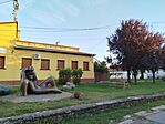 Kis park, szoborral