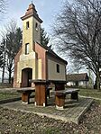 A kis kápolna kialakított pihenővel