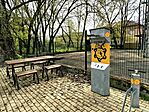 Bringás pihenő a játszótér mellett