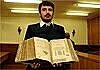 Sipos Vizaknai Gergely vizsolyi református lelkész a Bibliával