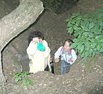 Zsuzsi megtalálja élete első geoládáját, Ági örül