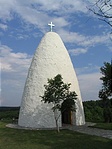 A kápolna az út felől