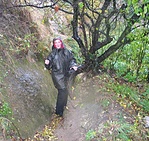 Cupi a szűk átjáróban ázik