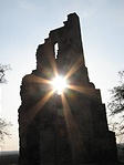 Templomromból kibúvó napfény