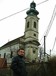 Atesz, háttérben a templom