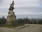 A szobor a láda felől megközelítve