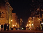 A templomtorony esti fényekben