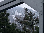 Vasút látszik a vasak között