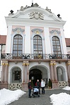 A kastély előtt