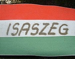 A szalagon díszelgő nagyközség neve.
