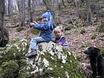 Lovasok a sziklán őrükkel