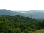Kilátás a rejtekhelyre a Hármashatárhegy tetejéről