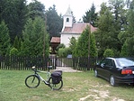 A kápolna és kertje