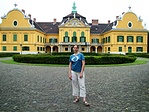 A kastély bejáratában