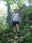 A barlang feletti szikla tetején.