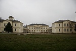 A kastély a park felől