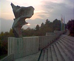 Niké, naplemente, zászlók