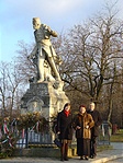 Az emlékműnél