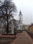 A templom, előtte az emlékoszlop