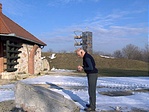 Pupu szorgosan jegyzetel a szakrális helyen