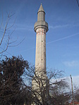 Minaret kevés dróttal, lámpával, bokorral