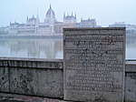 A Kossuth-híd emlékműve