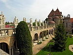 Galéria a szobrokkal