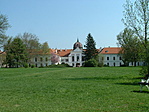 A kastély a parkból