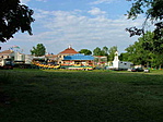 Vidámpark a kastély előtt.