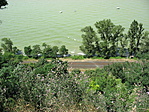 A Balaton mindíg a sínek túloldalán van.
