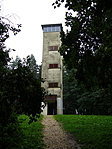 A torony esőben