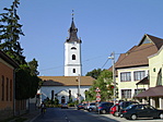 Utcarészlet református templommal
