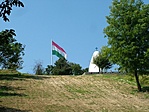 A kápolna és a hatalmas zászló