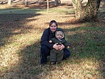 Vidám család a parkban