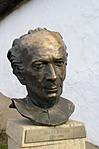 Szabó Zoltán szobra az udvarban
