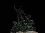 a szobor éjszaka