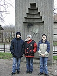 Martin, Kristóf és Máté az imitált mihráb előtt