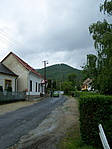 Előttünk a hegytetőn a kápolna