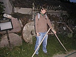 Kessinger Pál a csúcstechnikájú földmérő eszközzel :-)