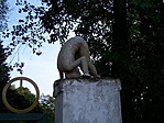 Szobor a kapunál