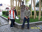 A szoborcsoportnál