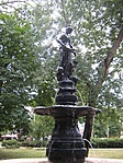 A park bejáratánál levő kút, ami egyben a GCTIVI végpontja is. A ládától alig pár(száz) méterre.