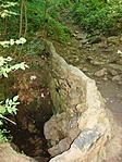 A barlang bejárata és a túristaút folytatása a mederben