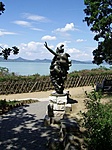 Szobor a sétányon