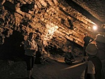 Lóczi-barlang "Fogadóterem" a jellegzetes ferde mészkőrétegekkel