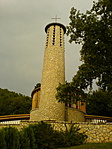 Evangélikus templom a domboldalban